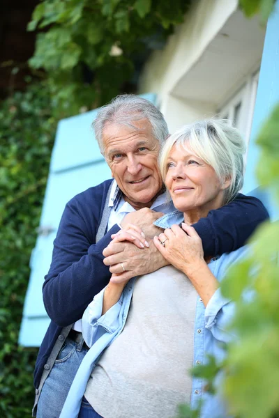 Man embracing his wife at house — Stock Photo, Image