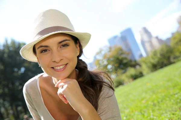Módní dívka s kloboukem v Central parku — Stock fotografie