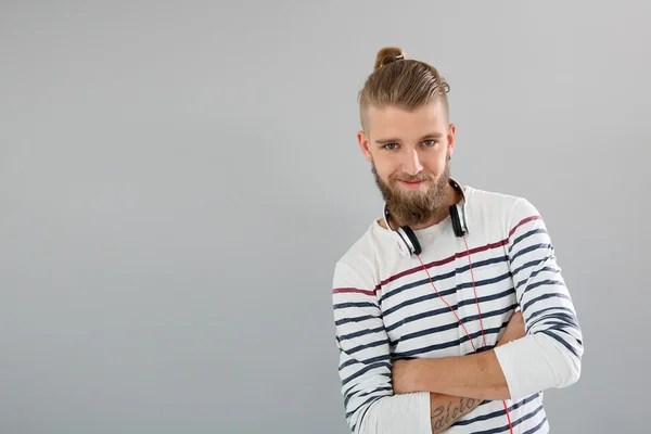 Alegre na moda cara com stiped camisa — Fotografia de Stock