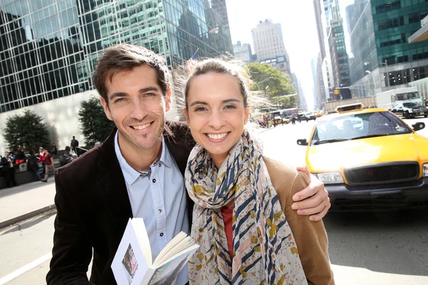 Casal de turistas desfrutando Manhattan — Fotografia de Stock