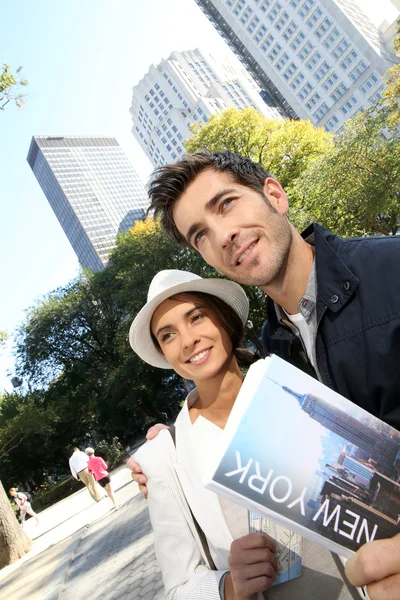 Turister läst New York city guide — Stockfoto