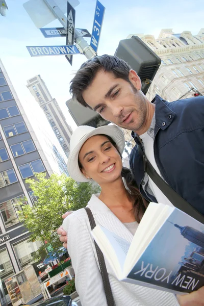 Tourists on Broadway street — Stock Photo, Image