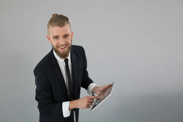 Бизнесмен показывает цифровой экран планшета — стоковое фото