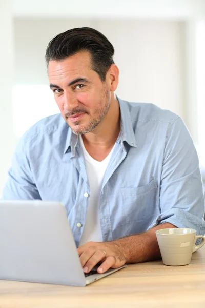 Reifer Mann arbeitet am Laptop — Stockfoto