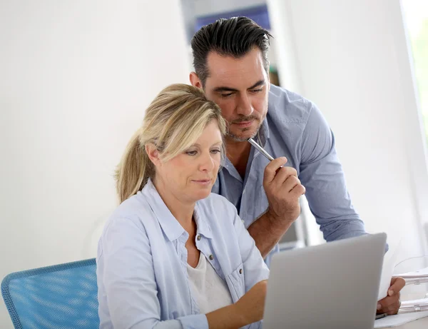 Les gens d'affaires travaillant dans le bureau — Photo