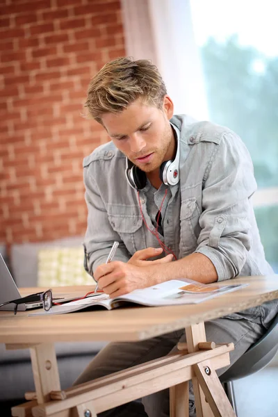 Student working on laptop computer — Stock Photo, Image