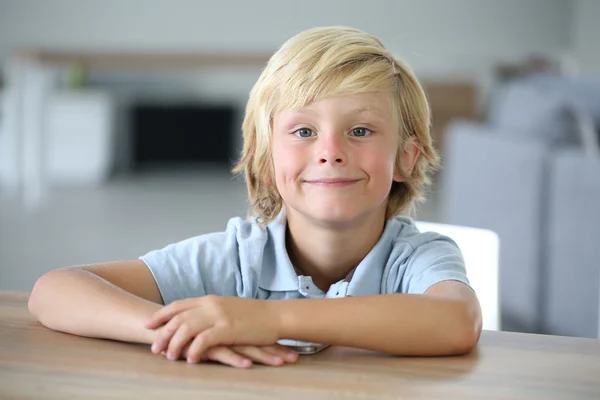 Söt blond liten pojke — Stockfoto