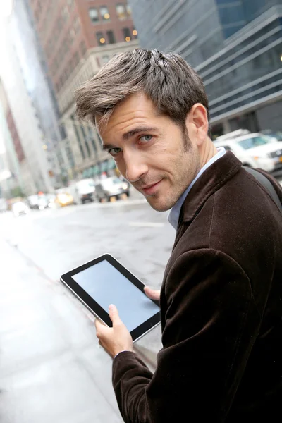 タブレットを使用してマンハッタンのビジネスマン — ストック写真