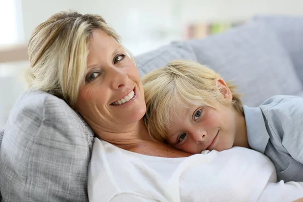 Máma a syn relaxační na gauči — Stock fotografie