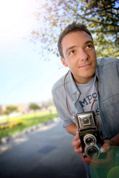 Fotógrafo usando câmera vintage — Fotografia de Stock