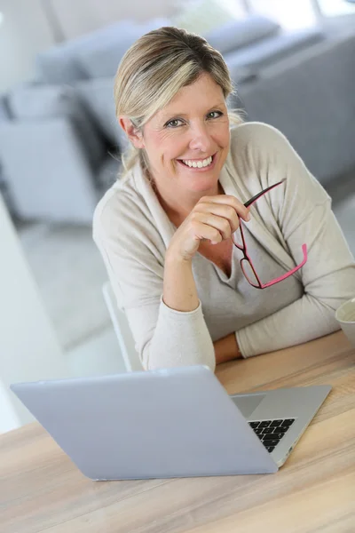 Donna che lavora sul computer portatile a casa — Foto Stock