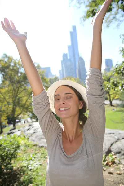 Girl in central Park lifting arms up — Stock Photo, Image