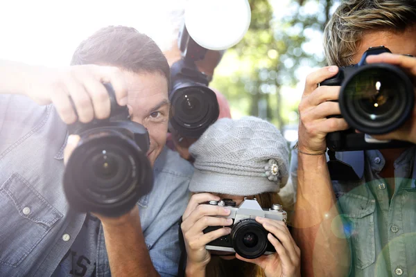 Paparazzi pessoas tirando fotos — Fotografia de Stock