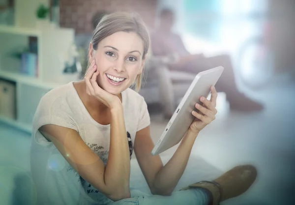 Vrouw die digitale tablet gebruikt — Stockfoto