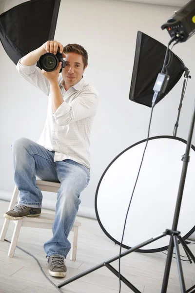 Fotógrafo com equipamento de iluminação — Fotografia de Stock
