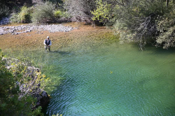 Pêcheur pêche à la mouche dans la rivière — Photo