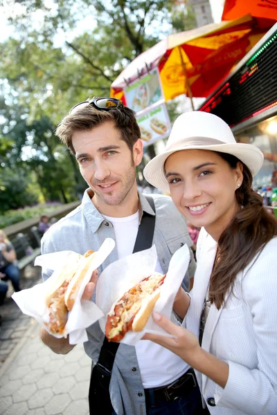 Touristen in New York essen Hotdogs — Stockfoto