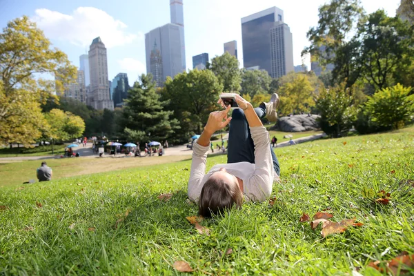Γυναίκα στο Central Park, χρησιμοποιώντας smartphone — Φωτογραφία Αρχείου