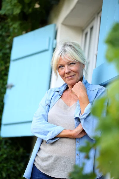 Kvinna som står utanför huset — Stockfoto