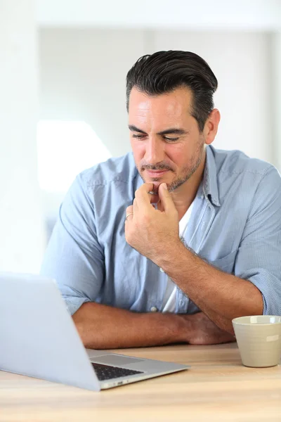 Homem trabalhando em casa com laptop — Fotografia de Stock