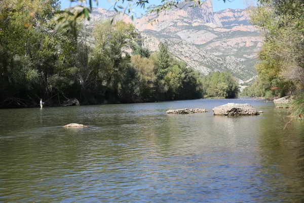 Pêcheur pêchant dans la rivière espagnole — Photo