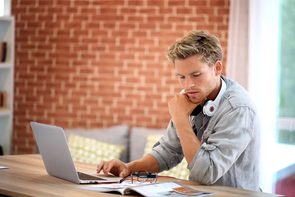 Étudiant travaillant sur ordinateur portable — Photo