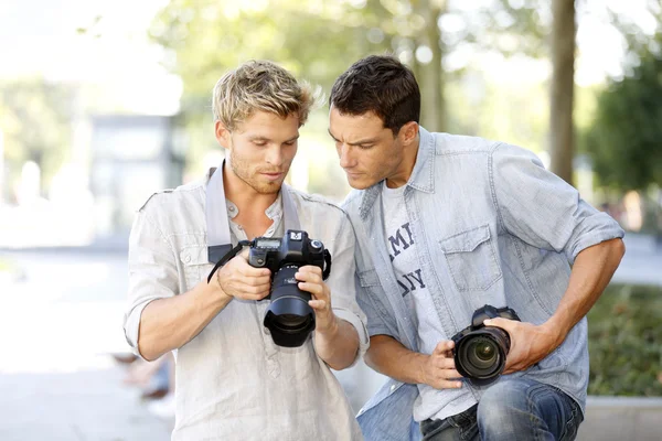 Mladí fotografové v den školení — Stock fotografie