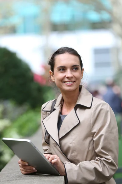Businesswoman in park with digital tablet — Stock Photo, Image