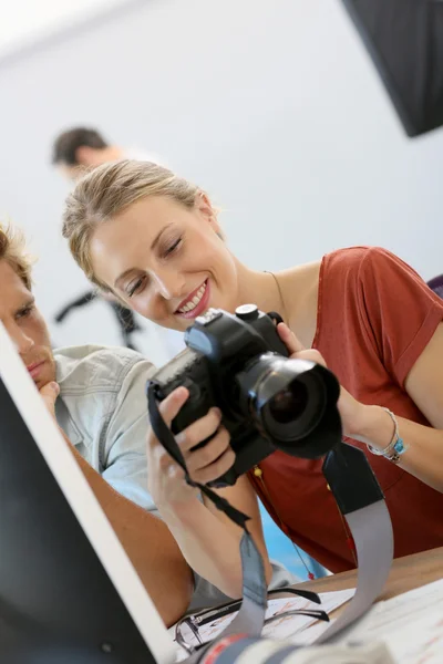 Studenter inom fotografi arbetar projektet — Stockfoto