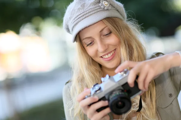 Jovem mulher com câmera — Fotografia de Stock