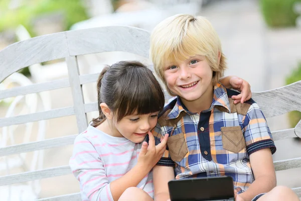 Kinder spielen Videospiele — Stockfoto