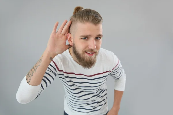 Hombre rociando la oreja para escuchar mejor — Foto de Stock