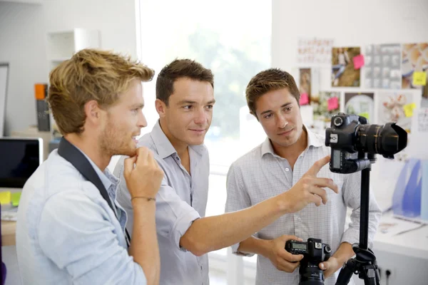 Fotograaf met studenten in opleiding klasse — Stockfoto