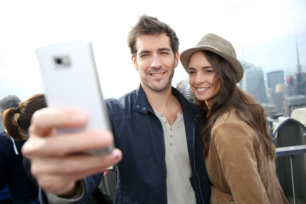 Couple prenant des photos avec smartphone — Photo