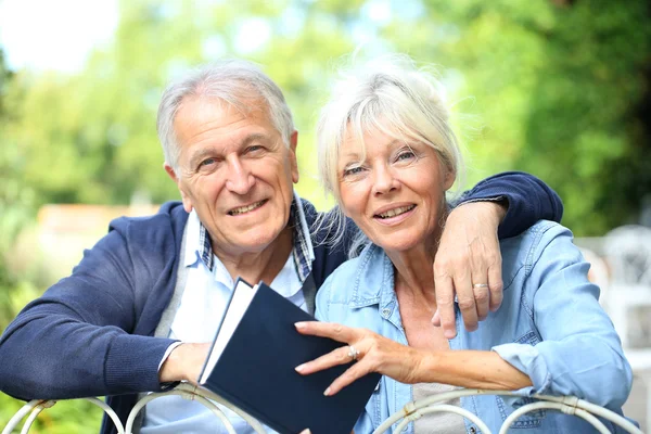 Senior koppel ontspannen in de tuin — Stockfoto