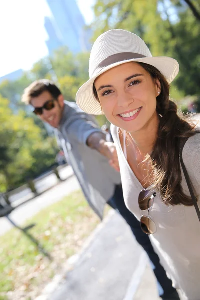 Turister har roligt gå i Central Park — Stockfoto