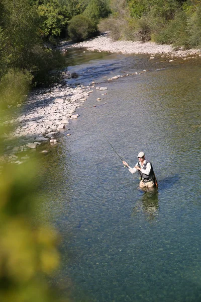 Fiskaren flugfiske i floden — Stockfoto