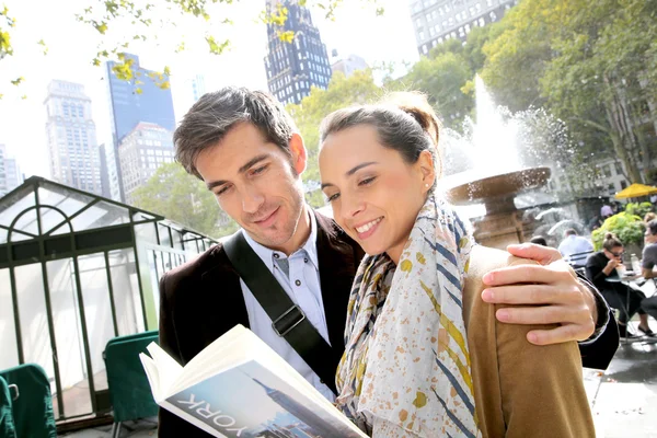 Casal em Bryant Park almoçando — Fotografia de Stock