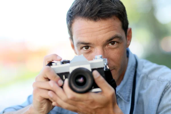 Photographer shooting with old camera — Stock Photo, Image