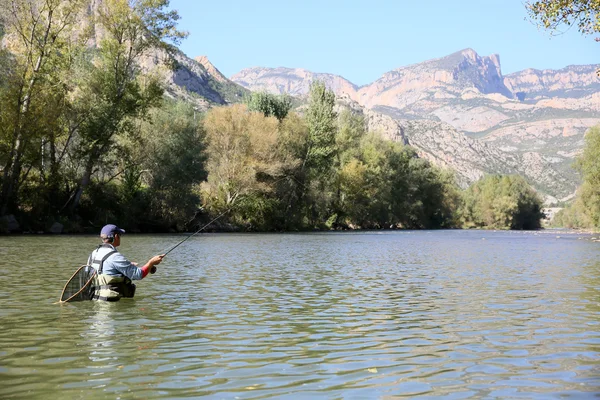 Pescatore pesca nel fiume spagnolo — Foto Stock