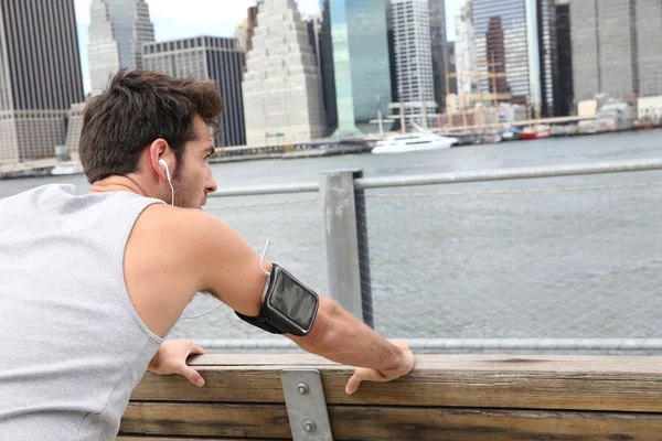 Man stretching out on Brooklyn Heights promenade — Stock Photo, Image