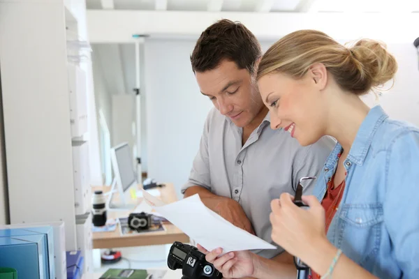 Spotkanie zespołu kreatywnego fotografa w Studio — Zdjęcie stockowe