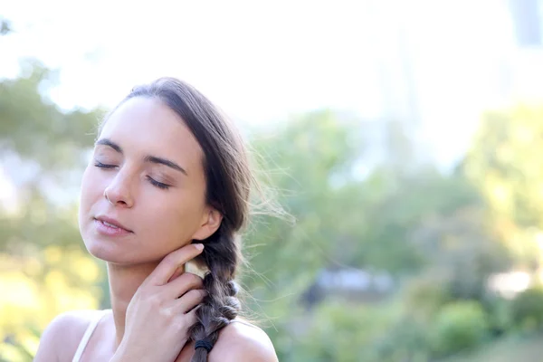 Vrouw ontspannen in de natuurlijke omgeving — Stockfoto