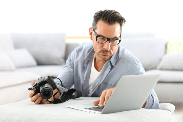 Man using reflex camera and laptop — Stock Photo, Image