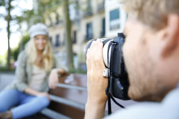 Fotógrafo fotografando modelo de moda — Fotografia de Stock