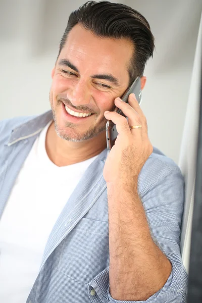 Gammal man pratar i mobiltelefon — Stockfoto