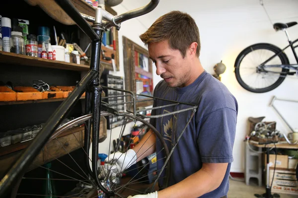 Man fixing back wheel — Stock Photo, Image