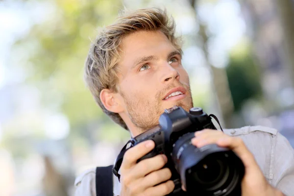 Fotograf fotografering med digital kamera — Stockfoto