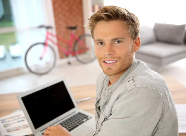 Student at home working on laptop — Stock Photo, Image