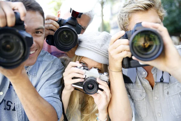 Paparazzi lidí fotografování snímku — Stock fotografie